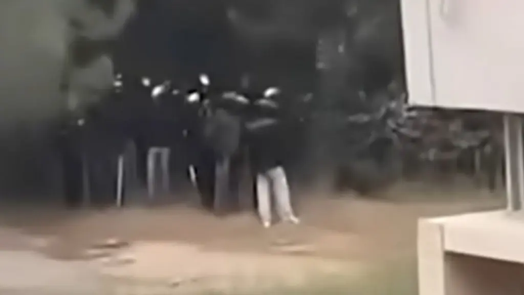 Επεισόδια στην Πολυτεχνειούπολη: Ομάδα κουκουλοφόρων χτύπησε γυναίκα υπάλληλο κυλικείου – Δείτε Βίντεο