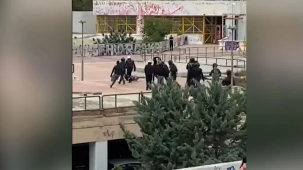 Πολυτεχνειούπολη: Βίντεο ντοκουμέντο από τον άγριο ξυλοδαρμό μεταξύ κουκουλοφόρων