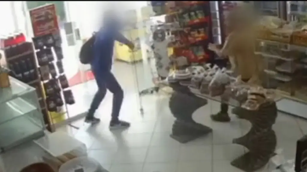 Πόρτο Ράφτη: “Μου έλεγε θα σε σουβλίσω” – Η μάχη του φούρναρη με τον ληστή που του έκλεψε 500 ευρώ