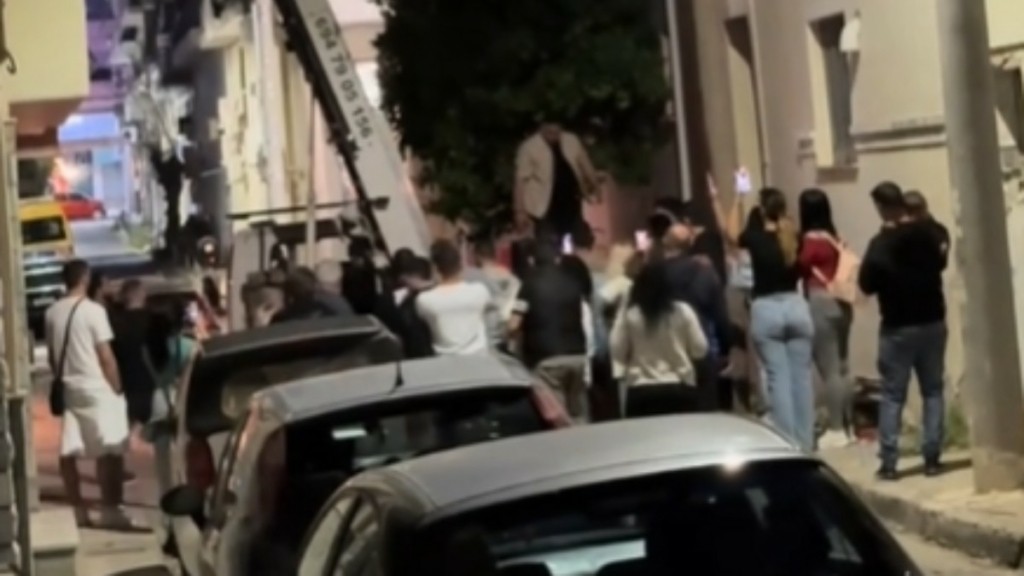 Ο γαμπρός το τερμάτισε! Έκανε πρόταση γάμου με ανυψωτικό μηχάνημα μετακόμισης (βίντεο)