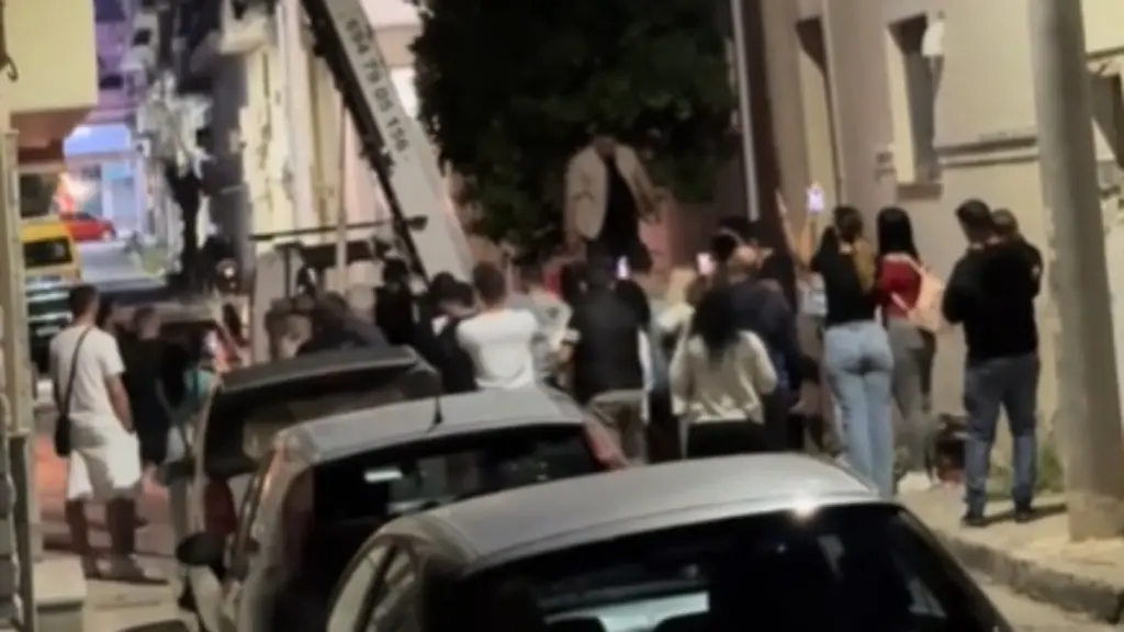 Ο γαμπρός το τερμάτισε! Έκανε πρόταση γάμου με ανυψωτικό μηχάνημα μετακόμισης (βίντεο)