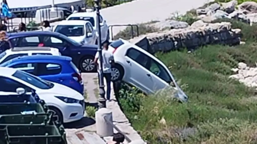 Απίστευτο περιστατικό στη Ρόδο: Πήγε να παρκάρει το αμάξι και το έριξε στα βράχια (βίντεο)