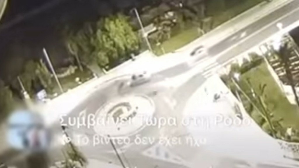 Απίστευτο τροχαίο στη Ρόδο: Μηχανή “καρφώθηκε” σε κυκλικό κόμβο – Δείτε το σοκαριστικό βίντεο