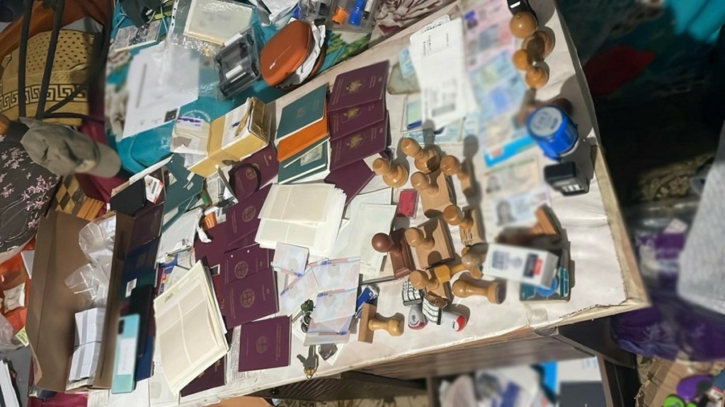 Εξαρθρώθηκε σπείρα που “εξειδικευόταν” στην πλαστογραφία εγγράφων και στην παράνομη διακίνηση μεταναστών