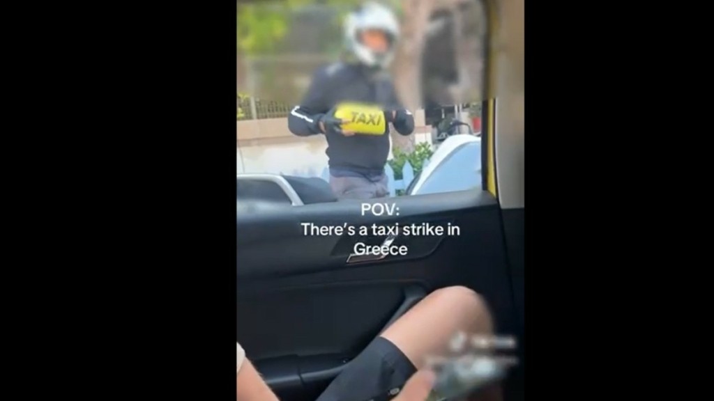 Απεργία των Ταξί: Δικυκλιστής σταμάτησε κούρσα και πήρε το «καπέλο» του οχήματος (βίντεο)