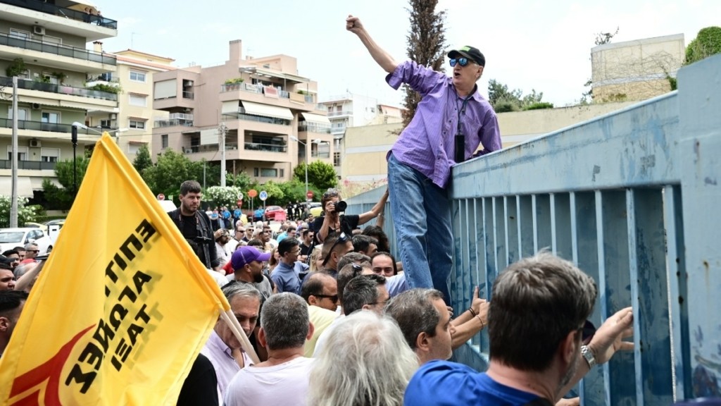Επεισόδια και χημικά έξω από το υπουργείο Μεταφορών – Ανέβηκαν στα κάγκελα οι οδηγοί ταξί (Εικόνες+Βίντεο)