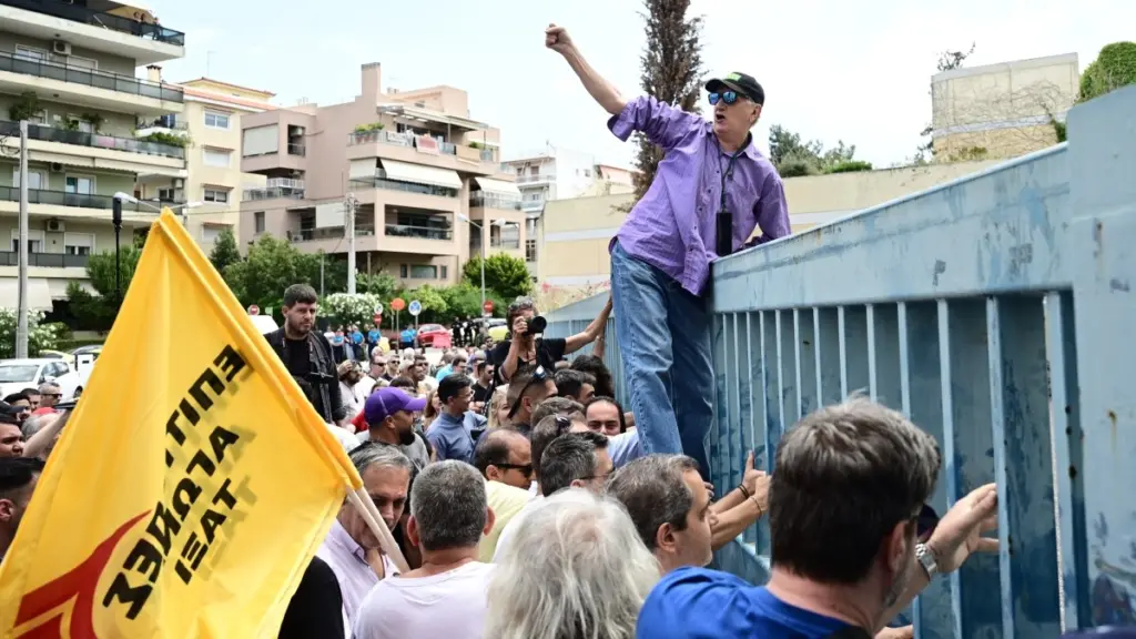 Επεισόδια και χημικά έξω από το υπουργείο Μεταφορών – Ανέβηκαν στα κάγκελα οι οδηγοί ταξί (Εικόνες+Βίντεο)