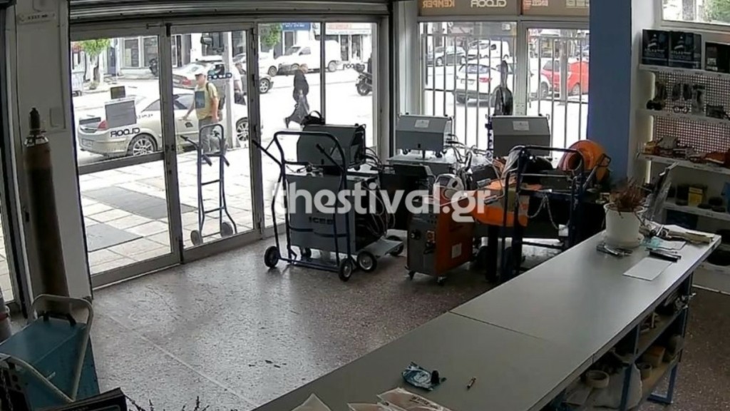 Θεσσαλονίκη: Βίντεο ντοκουμέντο από το σοβαρό τροχαίο με πέντε τραυματίες – Καρφώθηκε σε κολώνα αυτοκίνητο