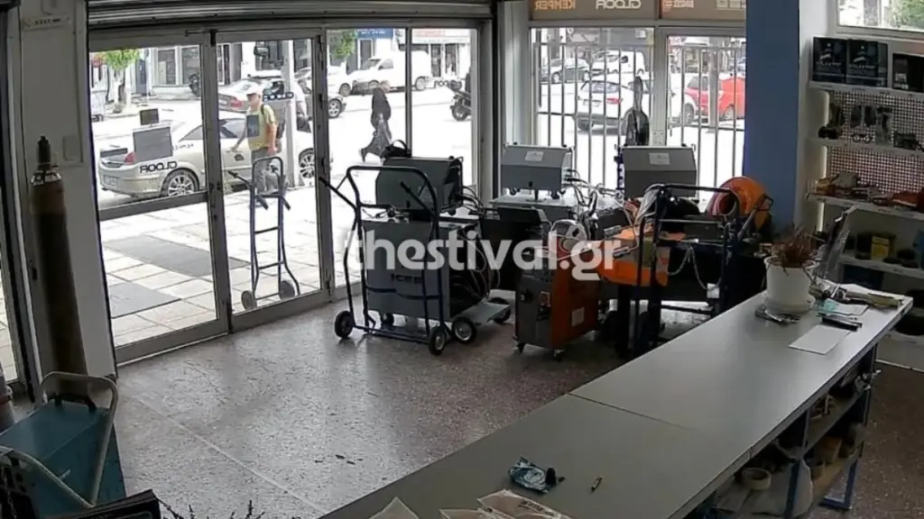 Θεσσαλονίκη: Βίντεο ντοκουμέντο από το σοβαρό τροχαίο με πέντε τραυματίες – Καρφώθηκε σε κολώνα αυτοκίνητο