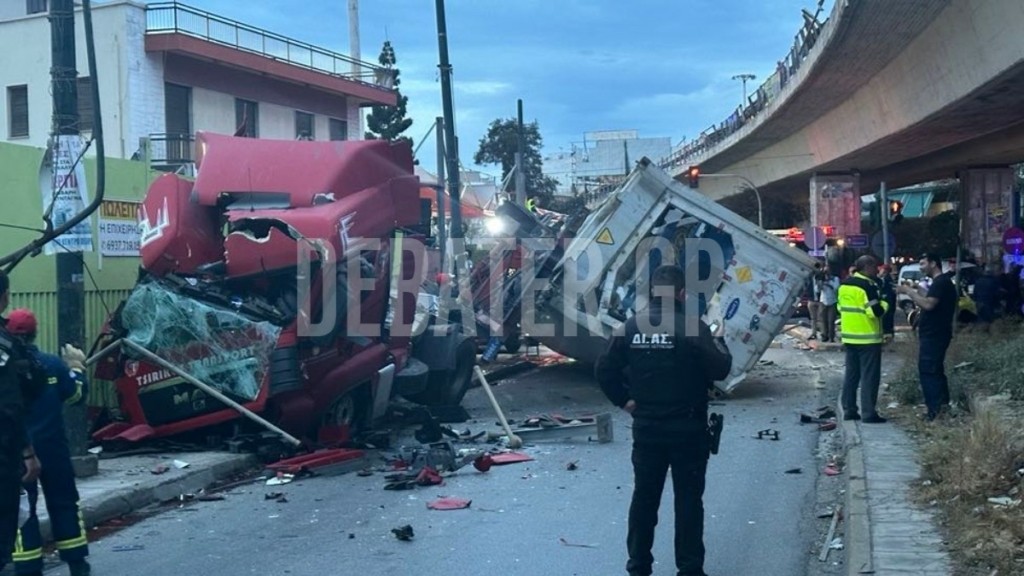 Σοβαρό τροχαίο στη Λεωφόρο Θηβών – Φορτηγό έπεσε από τη γέφυρα στην Πέτρου Ράλλη (Βίντεο)