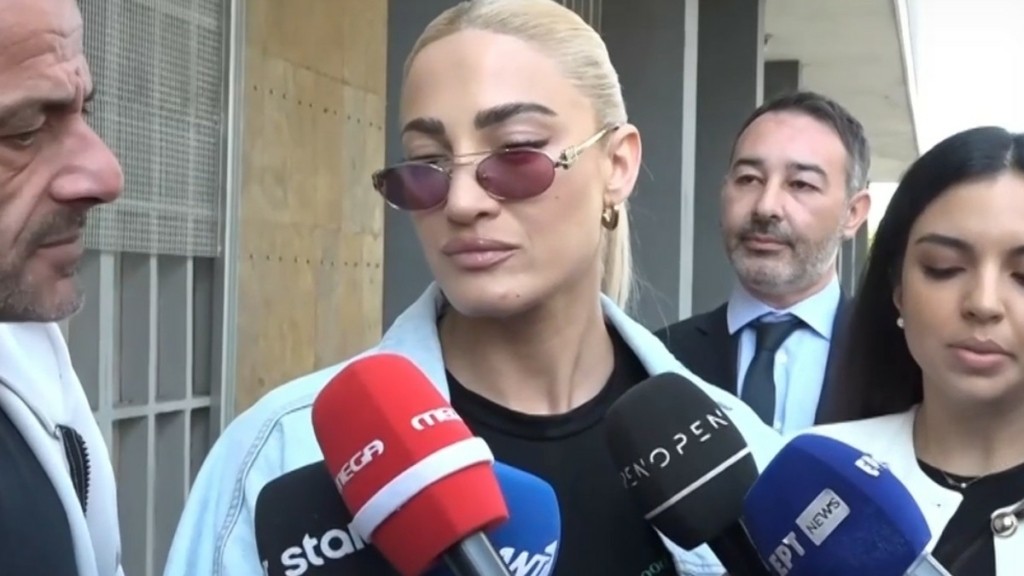 Ιωάννα Τούνη: Βουρκωμένη έξω από τα δικαστήρια για το revenge porn – «Αυτοί οι άνθρωποι βρίσκονται έξω και γελάνε»