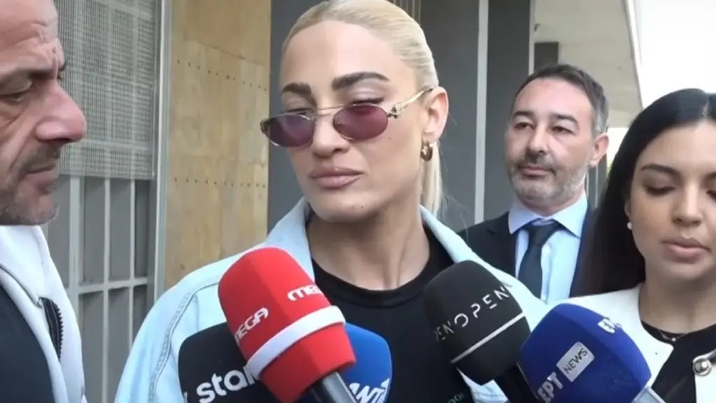 Ιωάννα Τούνη: Βουρκωμένη έξω από τα δικαστήρια για το revenge porn – «Αυτοί οι άνθρωποι βρίσκονται έξω και γελάνε»