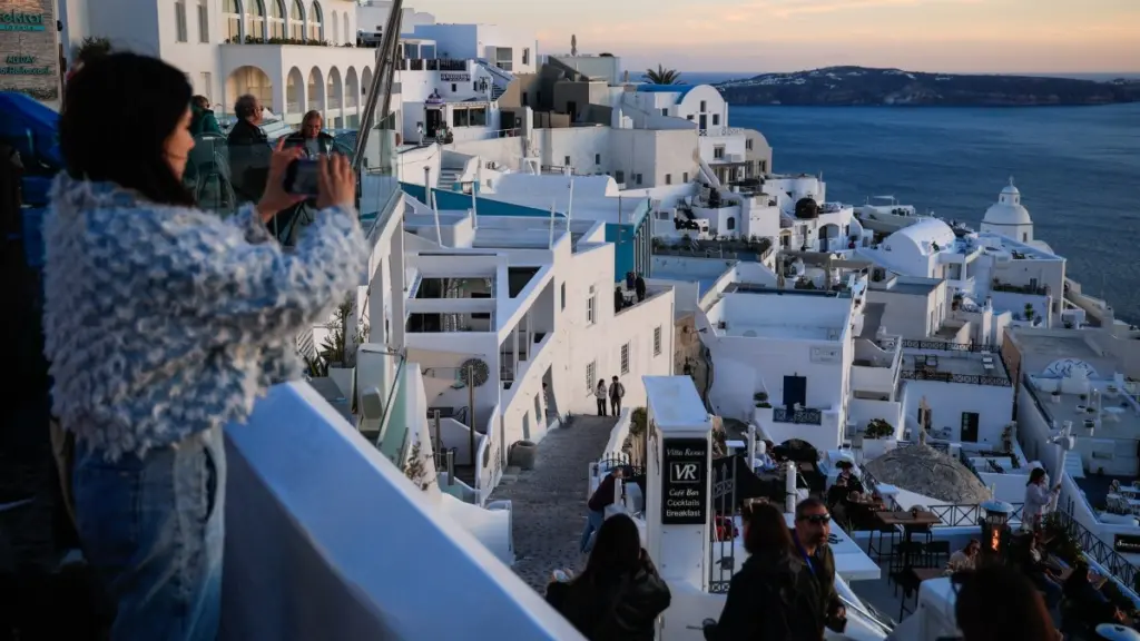Τουρισμός: Ξεπέρασαν τα 12 δισ. ευρώ τα έσοδα στο επτάμηνο – Η έκθεση της ΤτΕ