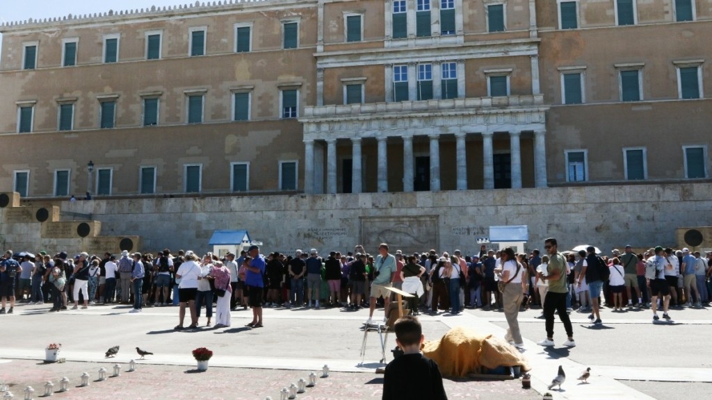 Εντυπωσιακές εικόνες από το Σύνταγμα: Πλημμύρισε με τουρίστες το Μνημείο του Άγνωστου Στρατιώτη (Φωτογραφίες)