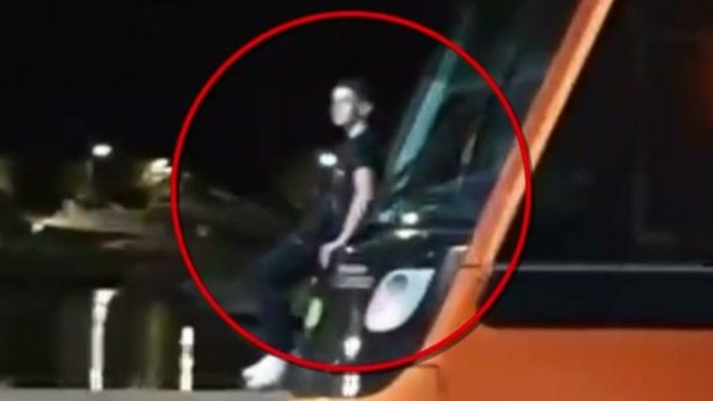 Βίντεο – σοκ με νεαρό που ανέβηκε στο πίσω μέρος του τραμ – Τι καταγγέλλει η ΣΤΑΣΥ