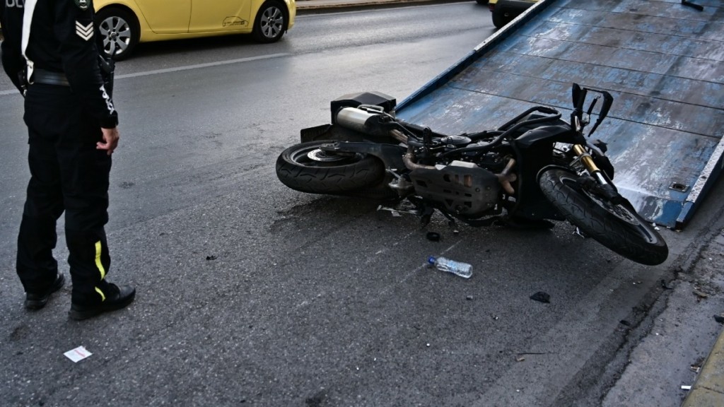 Τροχαίο στη Μεσογείων με σοβαρό τραυματισμό δικυκλιστή – “Καρφώθηκε” στο πίσω μέρος λεωφορείου
