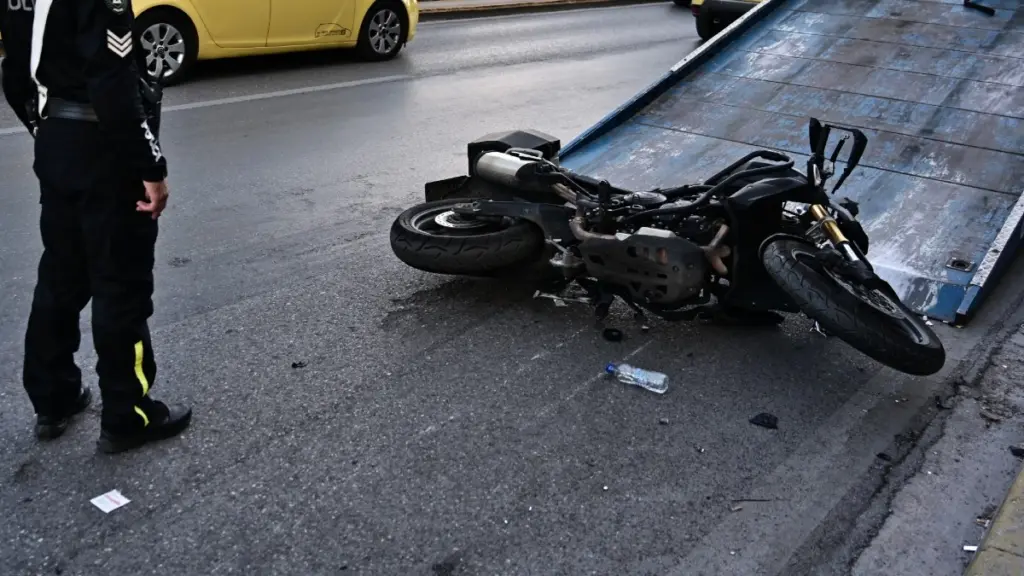Τροχαίο στη Μεσογείων με σοβαρό τραυματισμό δικυκλιστή – “Καρφώθηκε” στο πίσω μέρος λεωφορείου