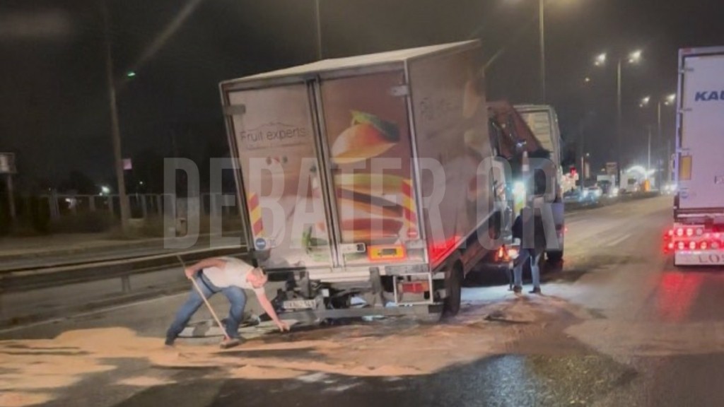 Φορτηγό ντεραπάρισε και ανετράπη στην γέφυρα του Ασπροπύργου (βίντεo)