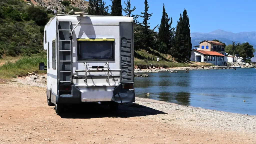 Όμηροι στους τροχούς: Η κραυγή αγωνίας των ιδιοκτητών αυτοκινούμενων τροχόσπιτων στην Ελλάδα (Φωτογραφίες)