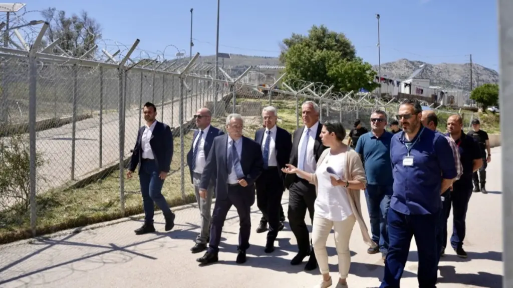 Βορίδης από τη Χίο: “Προτεραιότητα οι επιστροφές και η αποσυμφόρηση των δομών”