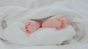 Θήβα: Γονείς άφησαν στο νοσοκομείο το 10 μηνών βρέφος τους με τραύμα στο κεφάλι – Ανθρωποκυνηγητό για τη σύλληψή τους