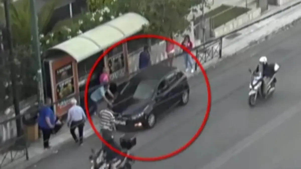 Χαλάνδρι: Καρέ καρέ η στιγμή που το αυτοκίνητο του 45χρονου πέφτει πάνω σε στάση λεωφορείου (Βίντεο)