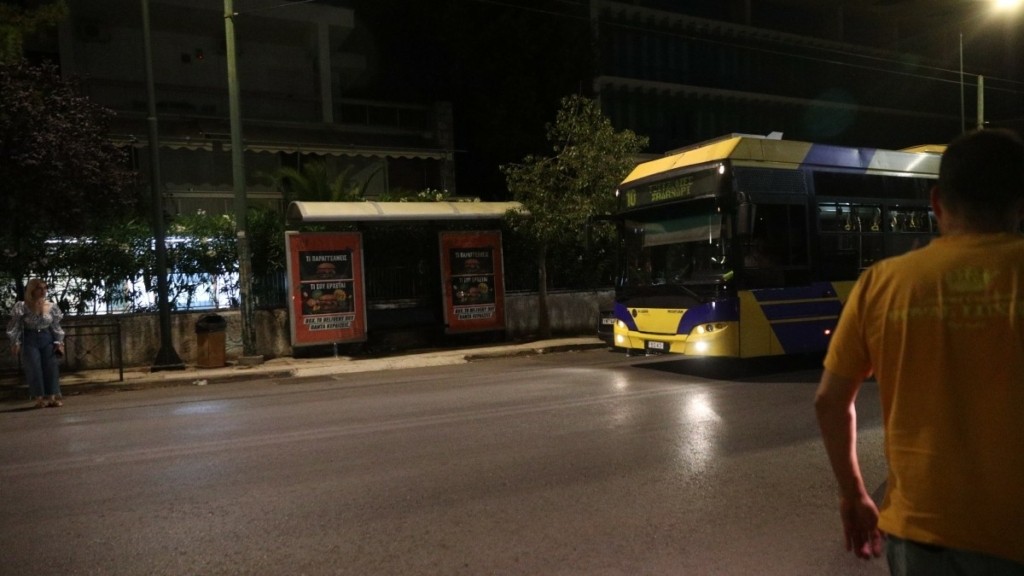 Χαλάνδρι: Αυτοτραυματίστηκε στον λαιμό ο οδηγός που παρέσυρε γυναίκες σε στάση – Σοβαρά μια 40χρονη (Φωτογραφίες)