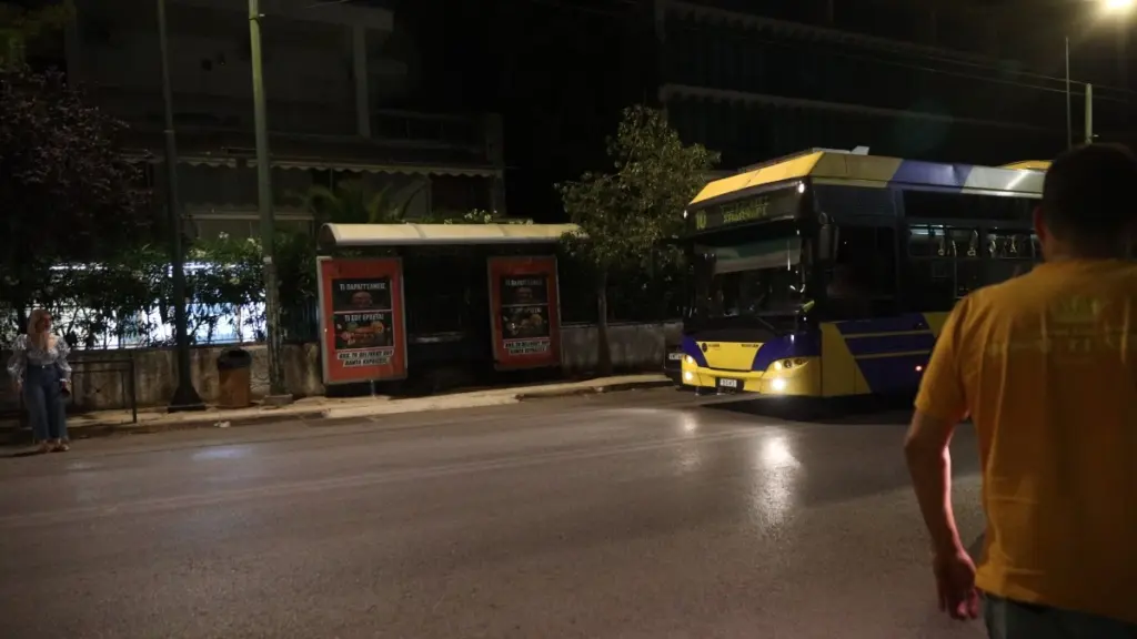 Χαλάνδρι: Αυτοτραυματίστηκε στον λαιμό ο οδηγός που παρέσυρε γυναίκες σε στάση – Σοβαρά μια 40χρονη (Φωτογραφίες)