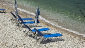 Χαλκιδική: Επέμβαση κλιμάκιων για την απομάκρυνση ομπρελών από παραλία