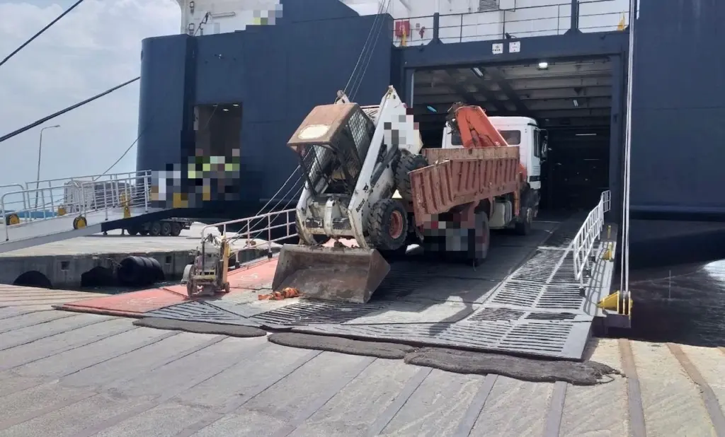 Μυτιλήνη: Μηχάνημα έργου “γλίστρησε” από φορτηγό και έπεσε σε καταπέλτη πλοίου