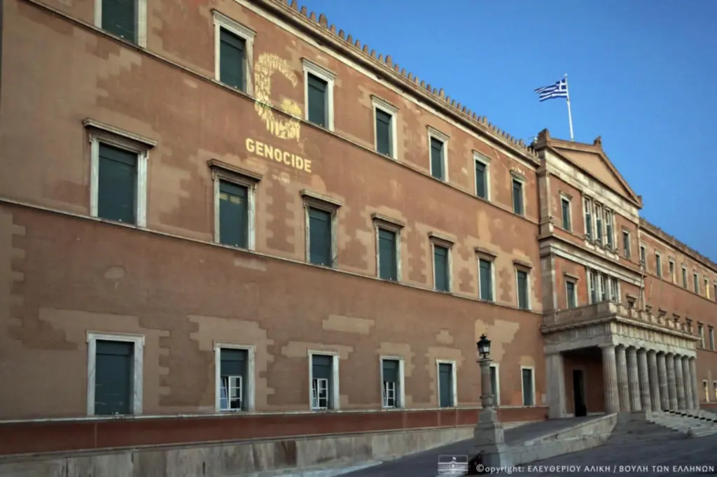 Βουλή των Ελλήνων: Τιμά με τη φωταγώγηση του κτηρίου της τη Μνήμη του μαρτυρικού Ποντιακού Ελληνισμού
