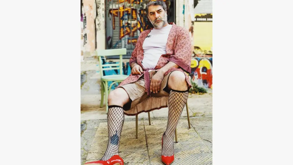 O Βασίλης Μπισμπίκης ποζάρει με κόκκινες γόβες και δικτυωτές κάλτσες – Η ανατρεπτική φωτογράφιση