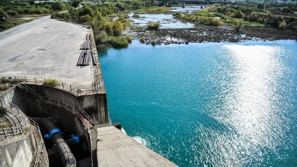 Άρτα: «Δεν σκέφτηκα λεπτό την ζωή μου, ήθελα μόνο να σώσω τα παιδιά», λέει ο ήρωας που βούτηξε στα ορμητικά νερά