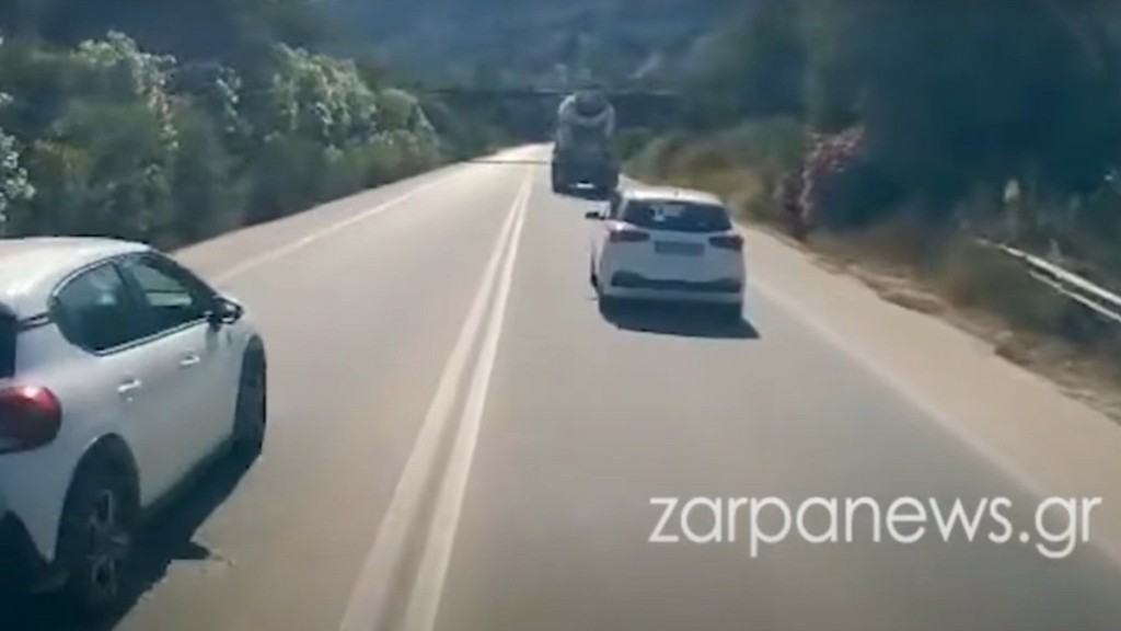 ΒΟΑΚ: Ασυνείδητος οδηγός κάνει επικίνδυνη προσπέραση μπαίνοντας στο αντίθετο ρεύμα (Βίντεο)