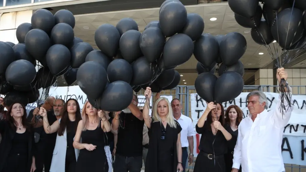 Δίκη για το Μάτι: Οι συγγενείς των θυμάτων άφησαν στον ουρανό 120 μαύρα μπαλόνια και φώναξαν “αθάνατοι”