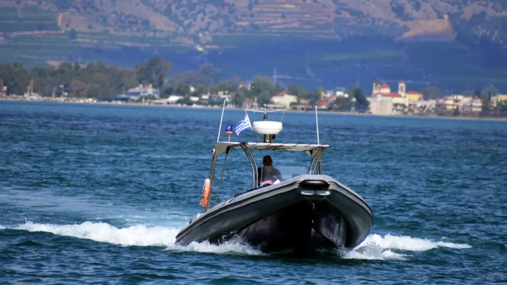 Σητεία: Εγκατάλειψη φορτηγού πλοίου λόγω εισροής υδάτων – Μεταφέρθηκαν σώα τα 14 μέλη του πληρώματος