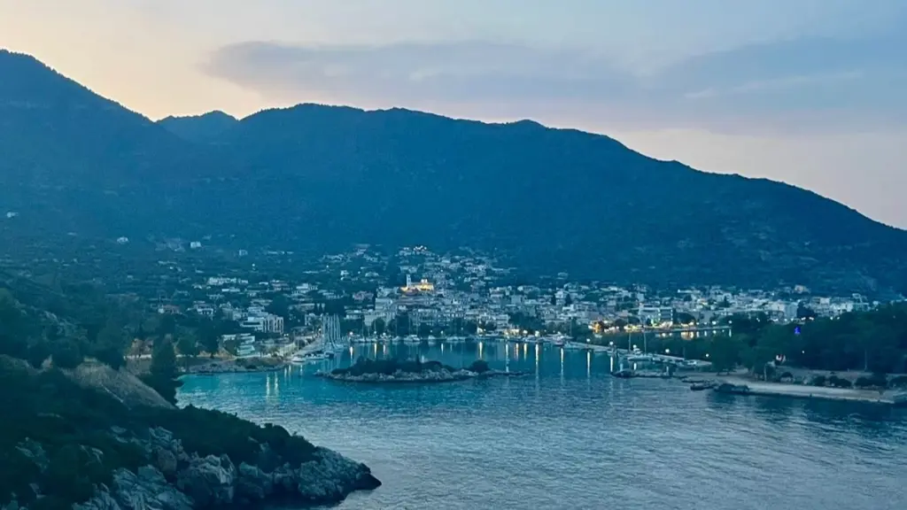 Οδοιπορικό DEBATER στα Μέθανα: Το «νησί» με τα ιαματικά νερά (βίντεο, φωτογραφίες)