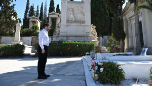 Στον τάφο του Ανδρέα Παπανδρέου ο Νίκος Ανδρουλάκης – “Τεράστια πολιτική παρακαταθήκη ο αγώνες του”