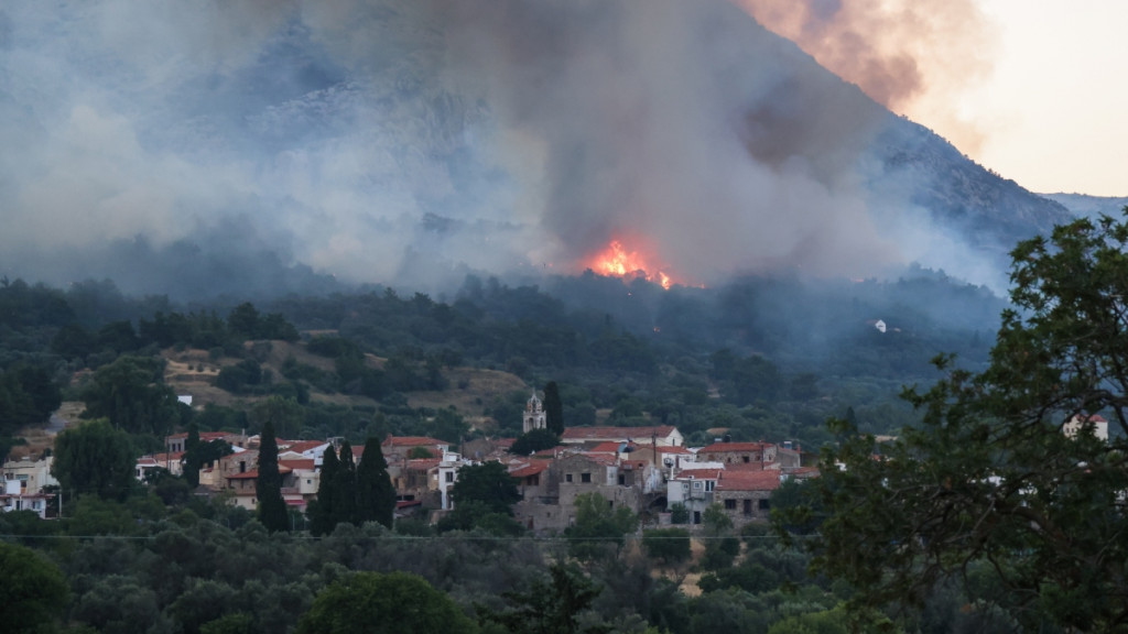 Χίος: Καίνε για τρίτη μέρα οι φωτιές – Συνεχείς αναζωπυρώσεις, νέα μηνύματα από το 112 για εκκενώσεις
