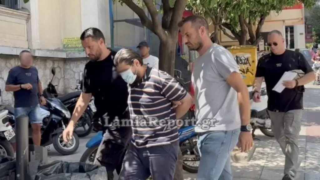 Λαμία: Σκυφτός, με κρυμμένο πρόσωπο στα δικαστήρια ο δολοφόνος του 59χρονου επιχειρηματία (βίντεο)