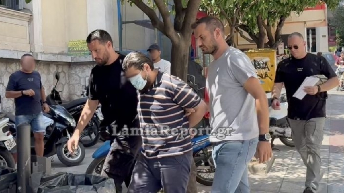 Λαμία: Σκυφτός, με κρυμμένο πρόσωπο στα δικαστήρια ο δολοφόνος του 59χρονου επιχειρηματία (βίντεο)