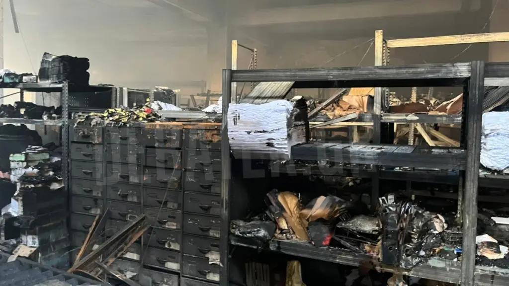 Κολωνός: Μεγάλες ζημιές από τη φωτιά σε αποθήκη ηλεκτρονικών ειδών (Εικόνες)