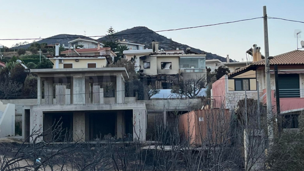 Παλαιά Φώκαια: Πώς προκλήθηκε και γιατί επεκτάθηκε γρήγορα η φωτιά – Μετρούν τις πληγές τους οι κάτοικοι (Εικόνες)