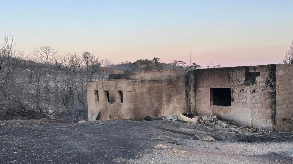 Οδοιπορικό στα καμένα της Παλαιάς Φώκαιας, περιουσίες έγιναν στάχτη – “Όταν ξέσπασε η φωτιά άκουσα εκρήξεις” (Εικόνες)