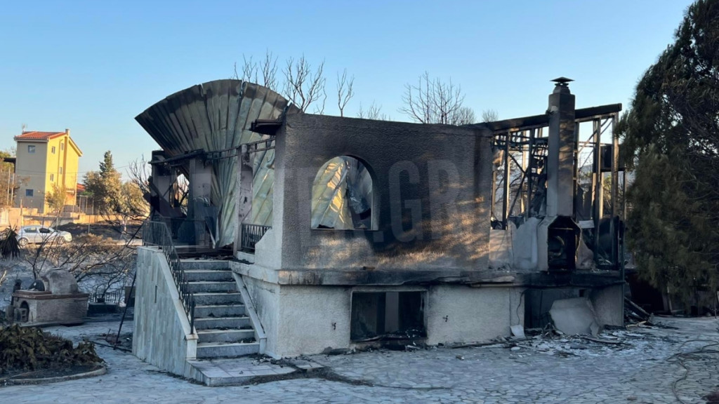 Οδοιπορικό στα καμένα της Παλαιάς Φώκαιας, περιουσίες έγιναν στάχτη – “Όταν ξέσπασε η φωτιά άκουσα εκρήξεις” (Εικόνες)