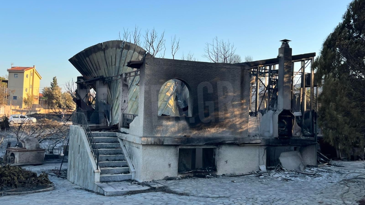 Οδοιπορικό στα καμένα της Παλαιάς Φώκαιας, περιουσίες έγιναν στάχτη – “Όταν ξέσπασε η φωτιά άκουσα εκρήξεις” (Εικόνες)