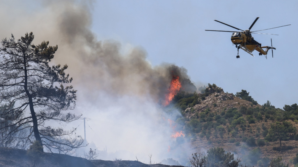 Φωτιά στα Πεντεόρια Φωκίδας – Στη μάχη της κατάσβεσης και 4 εναέρια μέσα