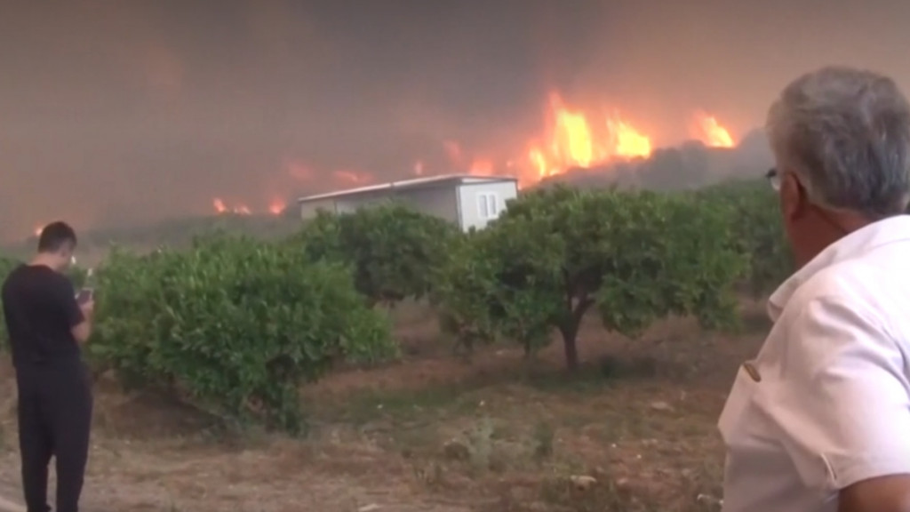 Στις φλόγες για 2η μέρα η Σμύρνη: Εκκενώθηκαν πάνω από 10 οικισμοί, κάηκαν σπίτια – 17 συλλήψεις (βίντεο)