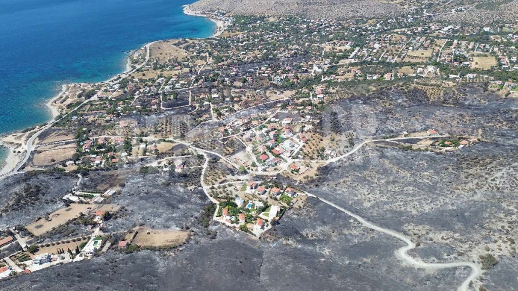 Παλαιά Φώκαια: Στάχτη και αποκαΐδια άφησε πίσω της η μεγάλη φωτιά – Δείτε από ψηλά τις καταστροφές (βίντεο)