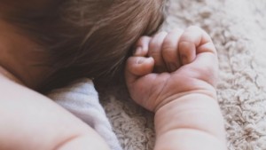 Βρέφος βρέθηκε χωρίς τις αισθήσεις του σε σπίτι στα Πατήσια – Συνελήφθη ο πατέρας για χρήση ναρκωτικών